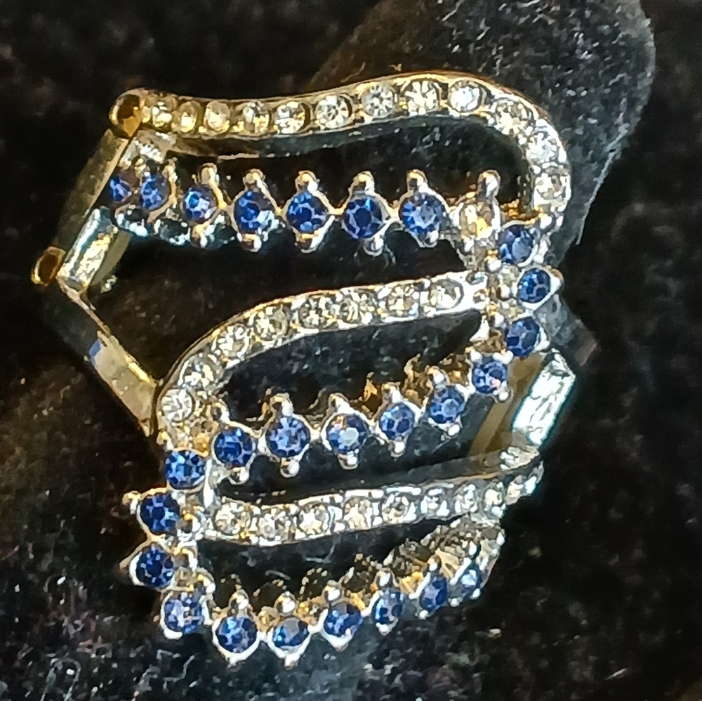 Paparazzi silvertone stretch ring with swirls of blue and clear rhinestoned